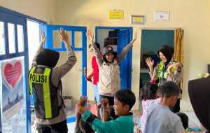 Trauma healing, Polisi buat suasana ceria di tengah para korban longsor