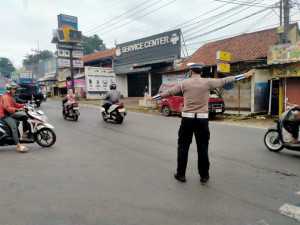 Polsek Ciampea Polres Bogor Laksanakan Pengaturan Lalu Lintas di Pagi Hari