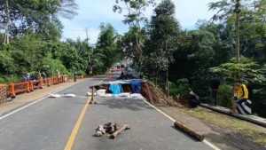 Jembatan Cikaleho yang hubungkan Ciamis-Cirebon longsor, arus kendaraan dialihkan