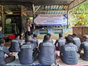 Bhabinkamtibmas Polsek Dramaga berikan arahan Linmas Desa Petir untuk Tingkatkan Kesiapsiagaan Kamtibmas