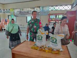 Pastikan Bantuan Berjalan Aman, Babinsa Kodim 1016/Plk Dampingi Penyaluran Bantuan Pangan 