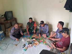 Sinergitas TNI-POLRI Laksanakan Door To Door System Sampaikan Pesan Kamtibmas Ke Warga Desa Binaan