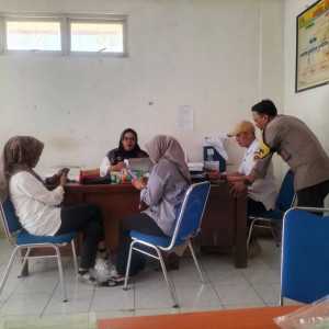 Bhabinkamtibmas Wilayah Hukum Polsek Dramaga Giat Sambang Ke Kantor Desa Ciherang