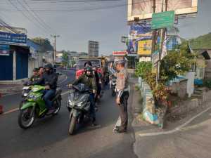 Anggota Polsek Ciampea Polres Bogor Laksanakan Pengaturan Lalu Lintas Pagi Hari