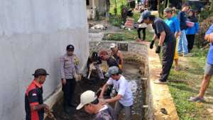Bhabinkamtibmas Bersama Babinsa Laksanakan Coolling System Dalam Rangka Kegiatan Kerja Bakti Bersama Warga