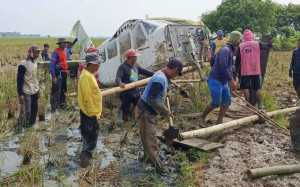 Pesawat jatuh di Karawang dievakuasi warga pakai bambu dan tali