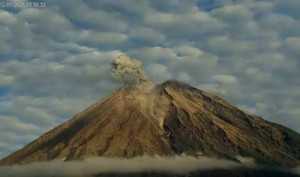 Gunung Semeru kembali erupsi Senin pagi, kolom abu capai 900 meter