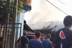 Sijago Merah Mengamuk di Jasinga, Diduga konsleting listrik Satu Rumah dan 2 motor Hangus terbakar