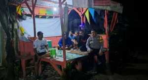 Bhabinkamtibmas Polsek Ciampea Lakukan Kontrol Ronda Malam untuk Sampaikan Pesan Kamtibmas