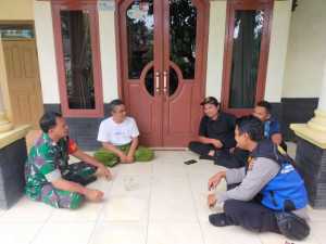 Sinergitas TNI-POLRI Bhabinkamtibmas dan Babinsa Sambangi Warga di Desa Cibalung