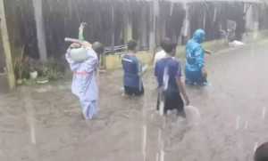 Tanggul di Sukaraja Bogor jebol, belasan rumah terendam banjir