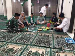 Sinergitas TNI-POLRI, Bhabinkamtibmas Polsek Cijeruk Sambangi Warga di Desa Warung Menteng