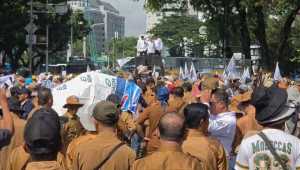 Desak dana desa tahap 2 dicairkan, ribuan perangkat desa demo di kawasan istana