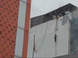 Ada korban jiwa dan puluhan karyawan terjebak dalam kebakaran gedung drone di Kemayoran