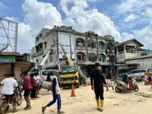 Personel Brimob Kawal Penormalan Listrik di Aceh Tamiang