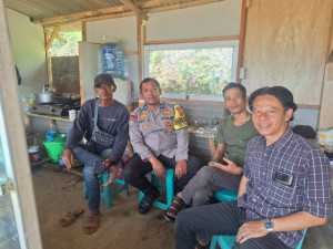 Bhabinkamtibmas Polsek Cisarua Laksanakan Sambang Dialogis untuk Ciptakan Kamtibmas di Desa Tugu Utara