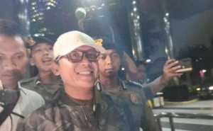 Kena OTT, Bupati Lampung Tengah tertawa saat tiba di gedung KPK