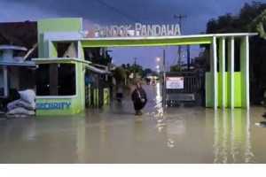 Banjir di Cirebon makin tinggi, warga 7 kecamatan pilih bertahan di rumah
