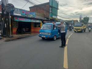 Anggota Polsek Ciampea Polres Bogor Laksanakan Pengaturan Lalu Lintas Pagi Hari