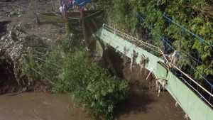 Jembatan penghubung 3 kecamatan di Jember putus diterjang banjir