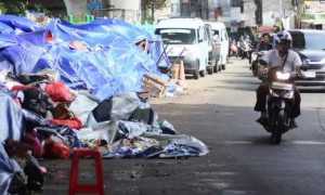 Sampah menggunung, emak-emak serukan buang ke kantor Wali Kota Tangsel
