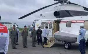 Gibran bagikan mainan ke anak-anak saat tinjau posko pengungsian di Pidie Jaya Aceh