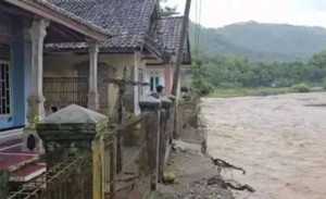 Banjir bandang Sukabumi, belasan rumah hanyut dan puluhan keluarga terisolasi