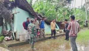 Cuaca ekstrem, 10 rumah warga di Pandeglang Banten ambruk