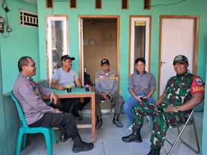 TNI-POLRI Laksanakan Sambang Poskamdes Ajak Linmas Dalam Menjaga Kamtibmas Dilingkungan