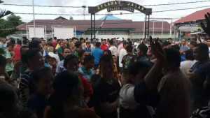 Masih berkeliaran, ratusan warga desak Polsek Lahewa tangkap tersangka pembunuhan