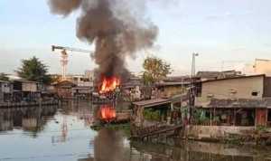 Belasan rumah ludes dalam kebakaran di Kapuk Muara Jakut, damkar sempat kesulitan masuk