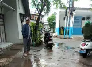 Jalan Utama Kelurahan Kebon Kosong 30 Tahun Tidak Ada Perbaikan. Warga: Jalan Rusak Parah dan Becek Saat Hujan