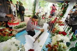 Kapolri Ziarah ke Makam Marsinah dan Letakkan Batu Pertama Museum Pahlawan Nasional di Nganjuk