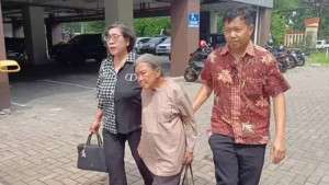 Nenek Elina diperiksa Polda Jatim usai diusir paksa oknum ormas Madas