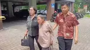 Nenek Elina diperiksa Polda Jatim usai diusir paksa oknum ormas Madas