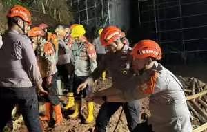Gerak Cepat Tim SAR Sat  Brimob Polda Jabar, Enam Korban Longsor di Cisempur Berhasil Dievakuasi
