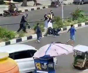 Bentrokan Brutal Antar Dua Ormas Pecah di Depan PS Mall Palembang