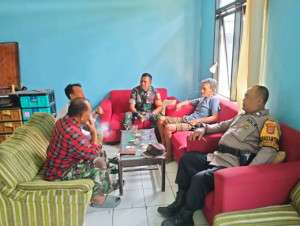Sinergitas TNI-POLRI Bhabinkamtibmas dan Babinsa Sambangi Warga Desa Warung Menteng