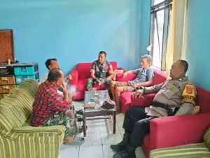 Sinergitas TNI-POLRI Bhabinkamtibmas dan Babinsa Sambangi Warga Desa Warung Menteng