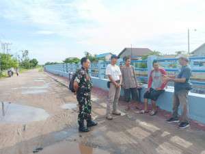Cegah Banjir, Babinsa Kodim 1016/Plk Himbau Warga Tidak Buang Sampah Sembarangan