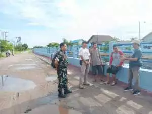 Cegah Banjir, Babinsa Kodim 1016/Plk Himbau Warga Tidak Buang Sampah Sembarangan