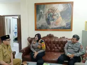 ‎Kapolsek megamendung sambang dengan kepala desa gadog di kantor desa gadog 