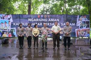 Kapolda Jabar Beri Hadiah Umroh Untuk Polisi Serta Satpam Pada Kegiatan “Ngariung Bareng  Sauyunan Jaga lembur " HUT satpam ke-45