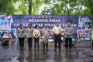 Kapolda Jabar Beri Hadiah Umroh Untuk Polisi Serta Satpam Pada Kegiatan “Ngariung Bareng  Sauyunan Jaga lembur " HUT satpam ke-45