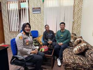 Kapolsek Megamendung Menerima Masyarakat Megamendung Melaksanakan Program Jumat Curhat