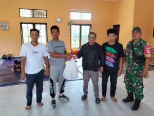 Peduli Korban Kebakaran, Babinsa Kodim 1016/Plk Berikan Bantuan Sembako ke Warga