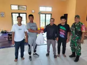 Peduli Korban Kebakaran, Babinsa Kodim 1016/Plk Berikan Bantuan Sembako ke Warga