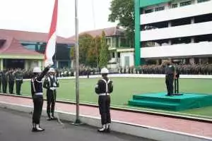 Arahan Panglima TNI pada Upacara Bendera Bulanan : "Peduli dan Cermati Perkembangan Lingkungan Strategis