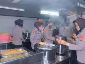 Polri “All Out” Evakuasi, Hadirkan Randurlap dan Patroli Kesehatan Door to Door untuk Korban Banjir Karawang