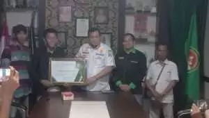 Kasat Polpp Dr. Herison Terima Penghargaan dari Hipasada Sebagai Tokoh Inspiratif